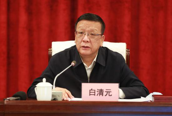 图为内蒙古市场监管局局长白清元在讲话中.田伟 摄