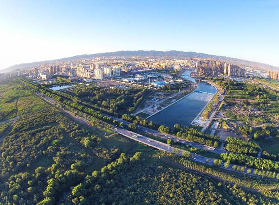 包头市区半城楼房半城绿.(资料图)