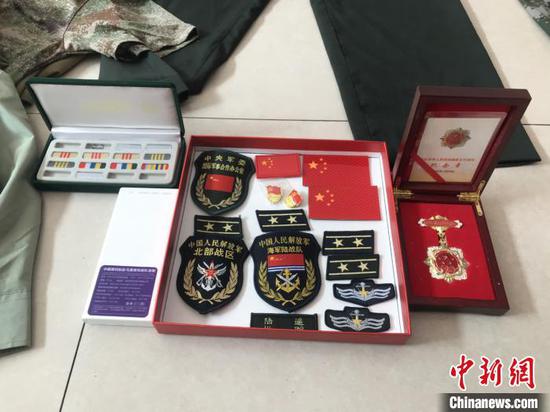 图为犯罪购买的假军衔.警方供图