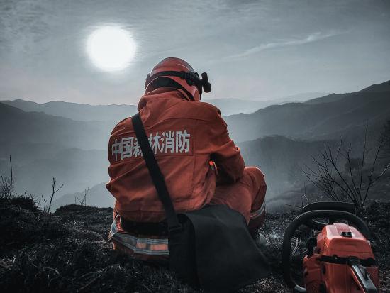 一组高清大图带你看看奋战在一线的森林消防员