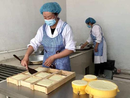 双喜养殖专业合作社的工人正在制作奶豆腐.记者安路蒙摄