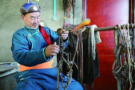 龙山正在编织马鞭