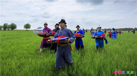名来源于成吉思汗的二弟,"一代神弓"哈布图哈撒尔能骑善射,科尔沁草原