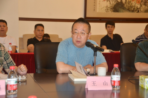 (作家王山在分享会上发言)