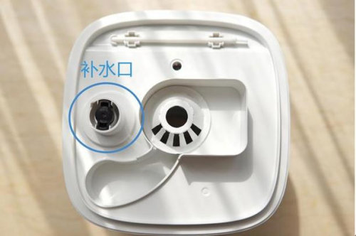 水箱内侧的蓝色补水口