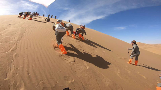 徒步穿越腾格里沙漠 感受极限的人生体验