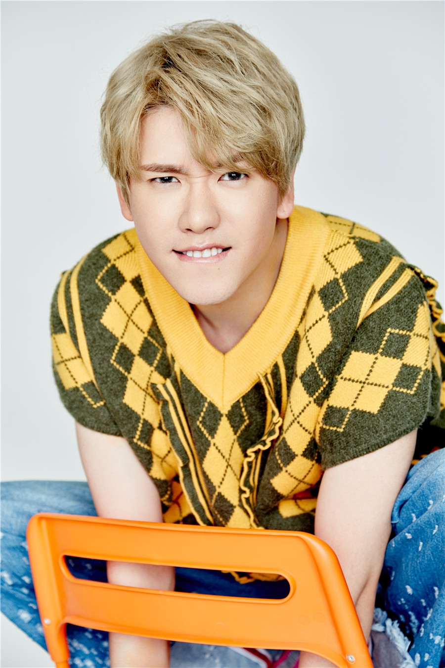 新浪娱乐讯 快男歌手,前8090男团成员陈骁公布了最新单曲《泡泡糖 bub