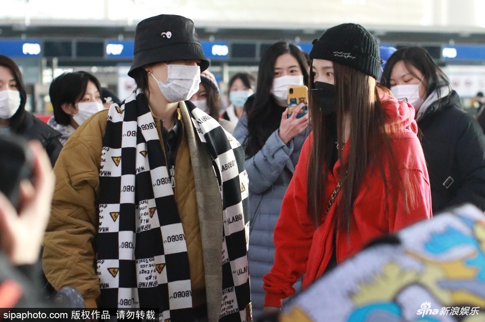 组图:孟佳与李斯丹妮一同现身机场 一路热聊获粉丝跟拍心情好