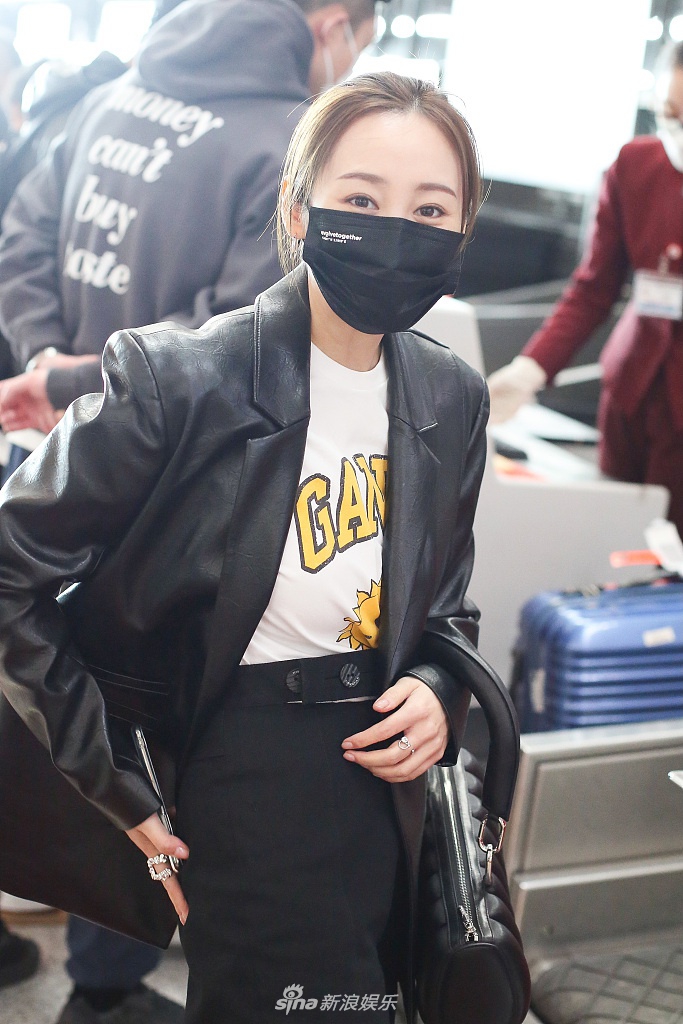 组图李纯穿皮夹克配帆布鞋现身机场冲镜头卖萌搞怪青春俏皮