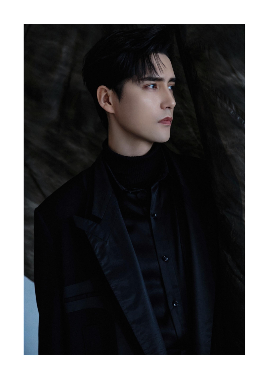 组图:阿云嘎晒时尚大片黑衣冷峻 背景道具竟然是塑料袋