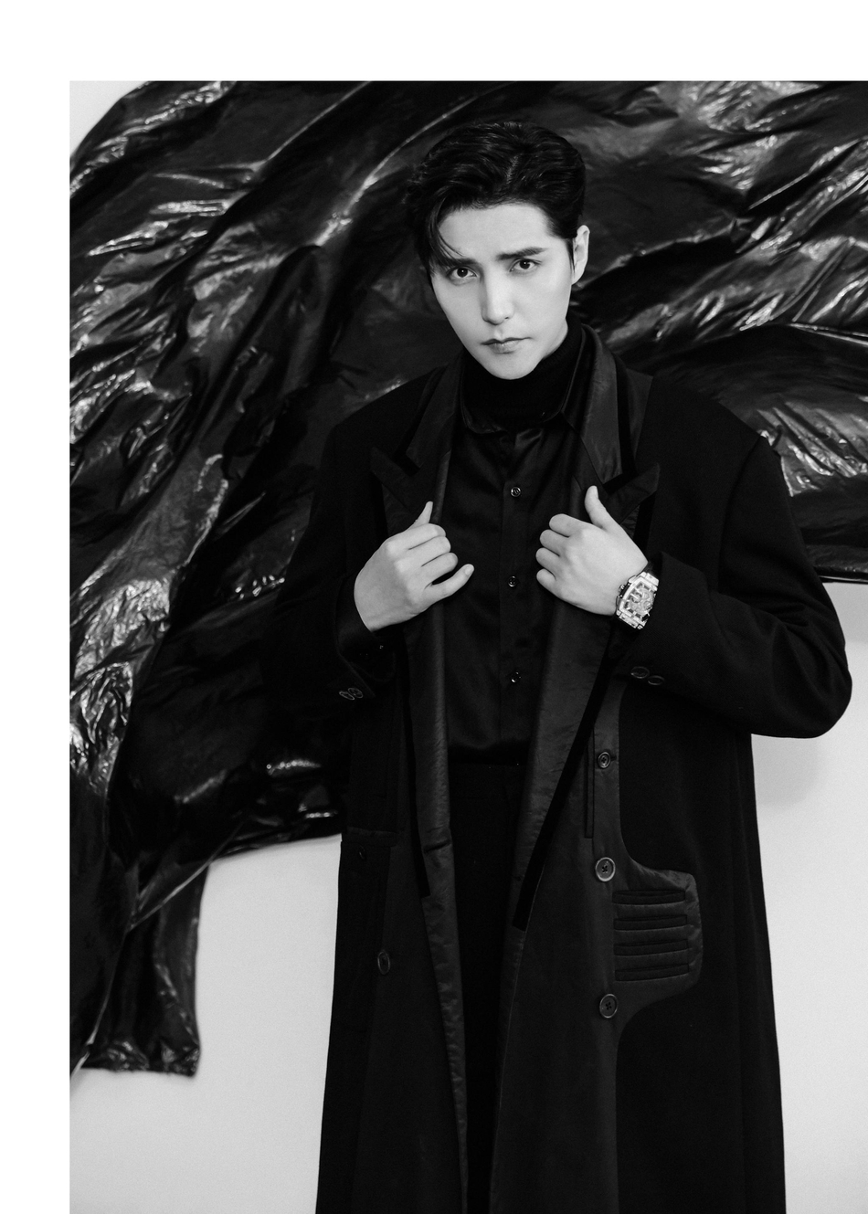 组图:阿云嘎晒时尚大片黑衣冷峻 背景道具竟然是塑料袋_高清图集_新浪