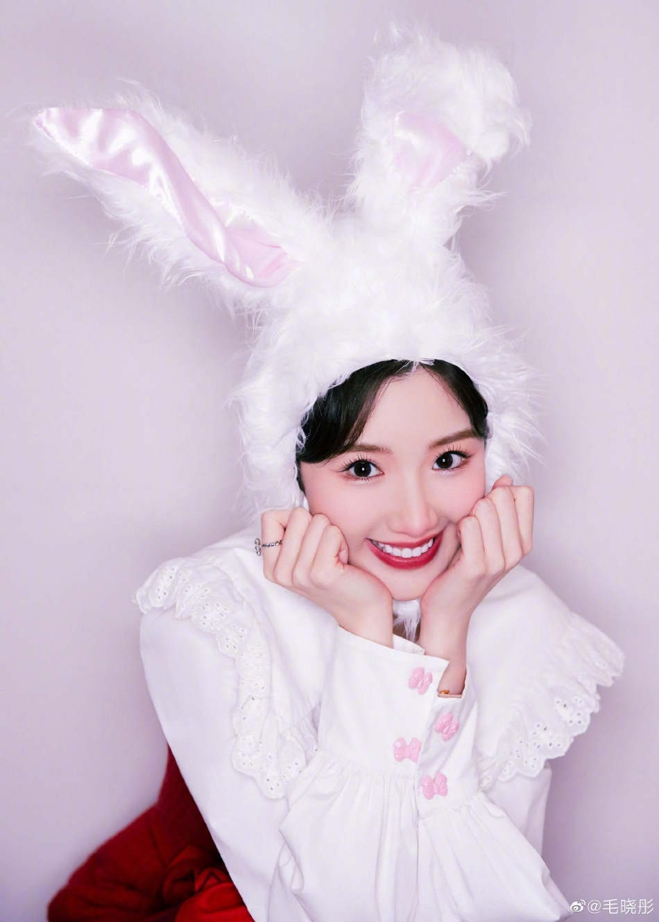 组图：毛晓彤兔兔造型迎接新年 戴毛绒兔耳帽子萌趣养眼