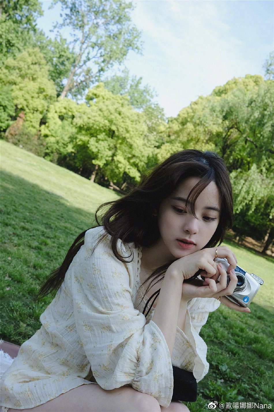 组图:欧阳娜娜晒清新春日照 穿白色碎花对镜甜笑元气十足