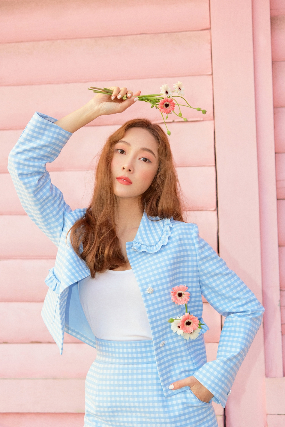 組圖：鄭秀妍Jessica格紋洋裝配瑪麗珍皮鞋 清純美麗少女感十足