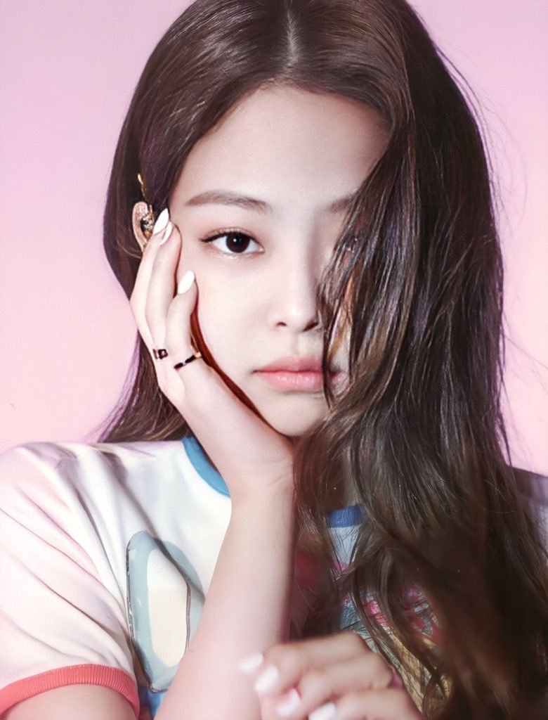 組圖：Jennie16歲舊照曝光 丸子頭扮可愛活力少女感十足