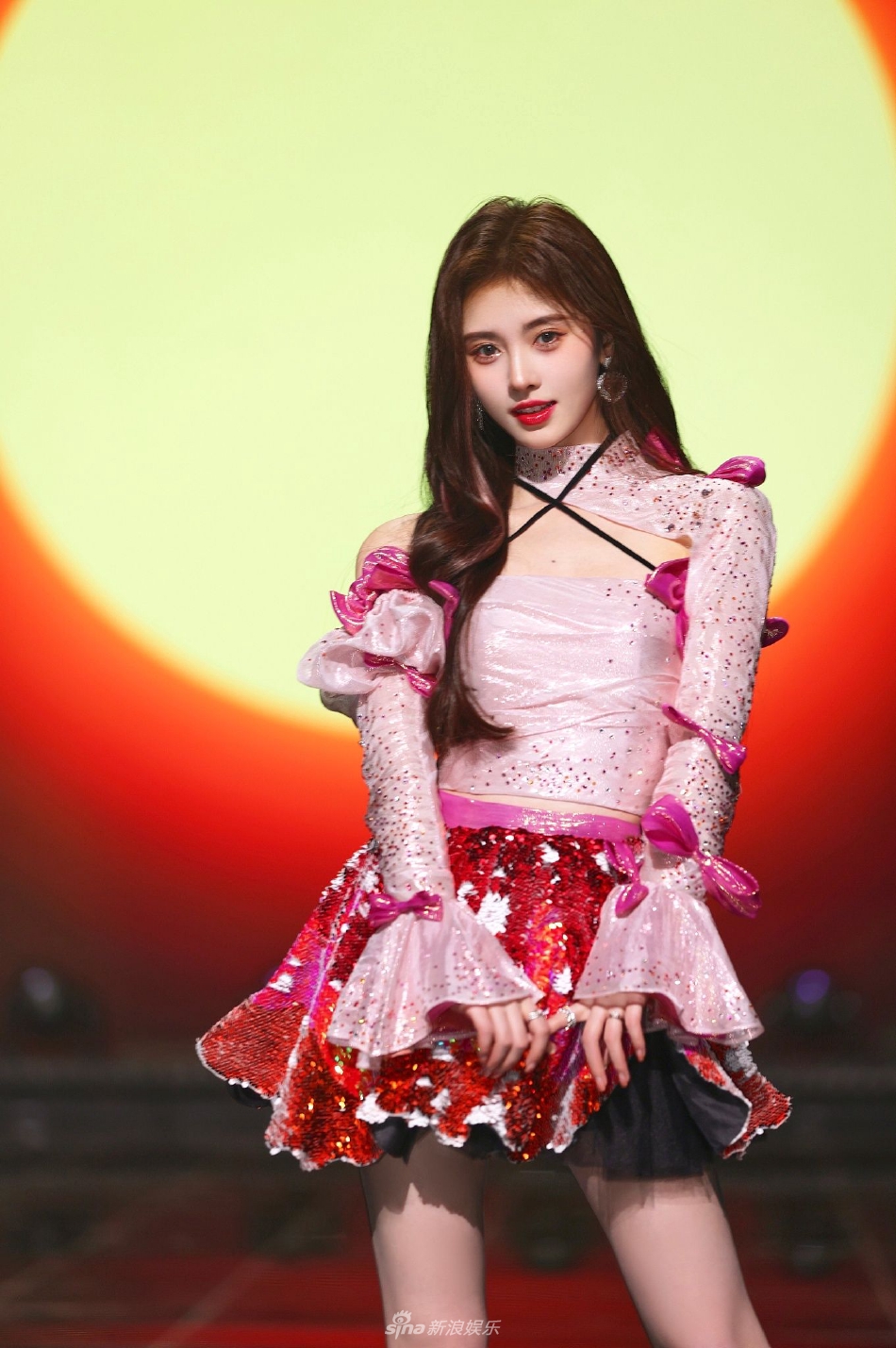 组图：鞠婧祎分享一千零一夜舞台图 身穿粉色短裙造型甜美