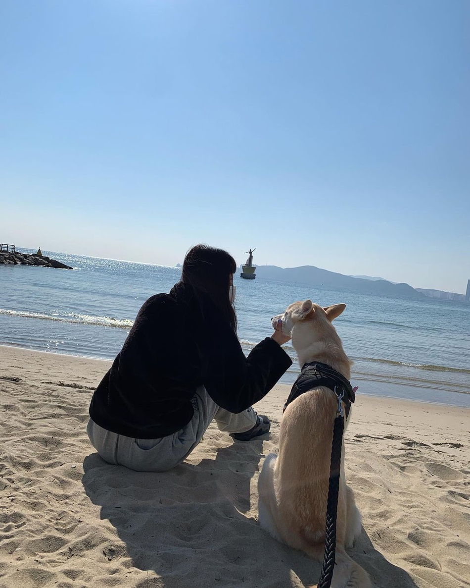 組圖：泫雅與狗狗海邊遊玩互動 穿黑色絨衞衣搭運動褲休閒感十足