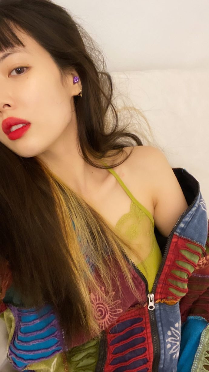 组图：泫雅拼色毛衣搭豆沙绿吊带 大方秀美肩眼神魅惑撩人