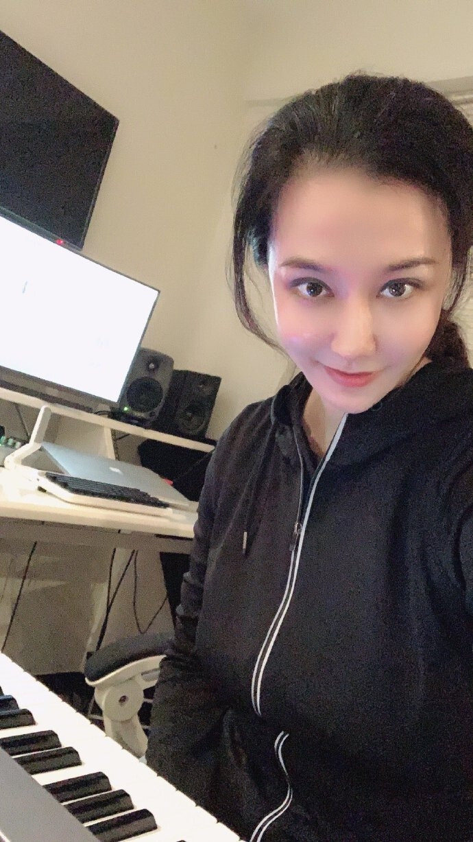 组图侯耀华女徒弟安纳金近照曝光自曝已录制歌曲进军歌坛