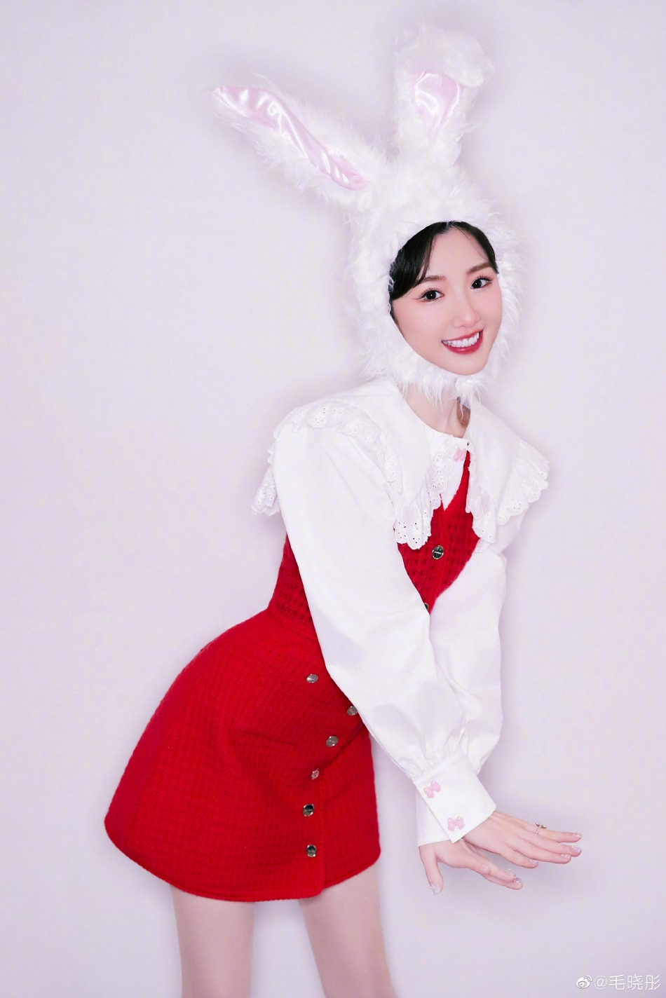 组图：毛晓彤兔兔造型迎接新年 戴毛绒兔耳帽子萌趣养眼