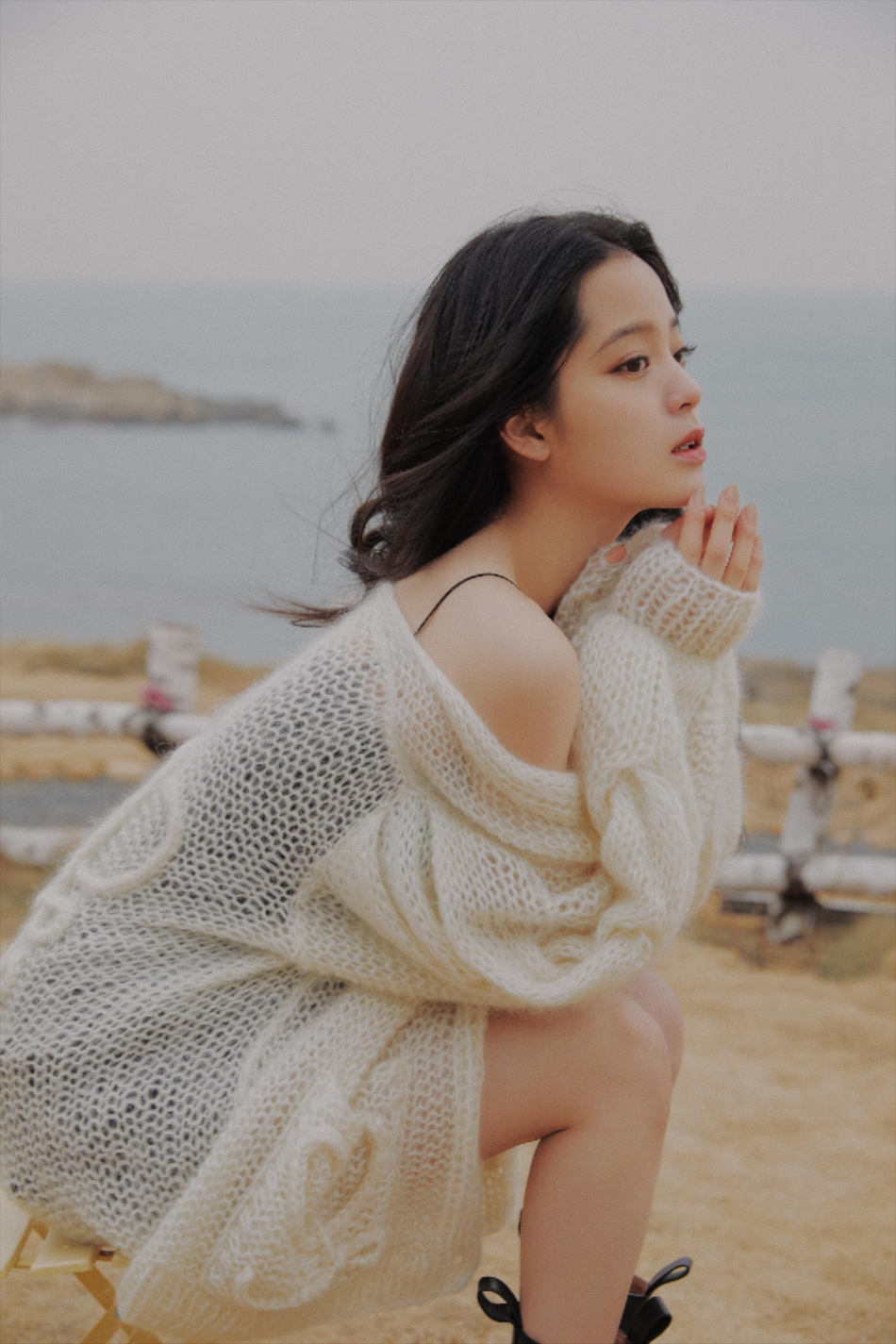 组图:欧阳娜娜不惧寒冷海边拍写真 吊带配开衫露半边肩膀