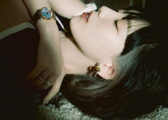 组图：金泰妍日系胶片感写真曝光 拼色T恤搭短裤少女感十足