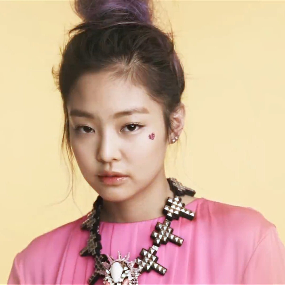 組圖：Jennie16歲舊照曝光 丸子頭扮可愛活力少女感十足