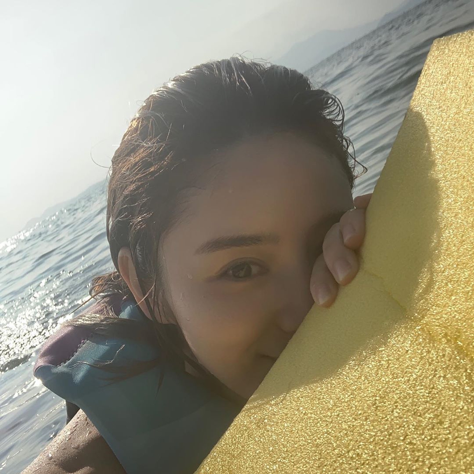 组图:林峯女友张馨月出海晒泳装自拍 素颜出镜尽显好身材