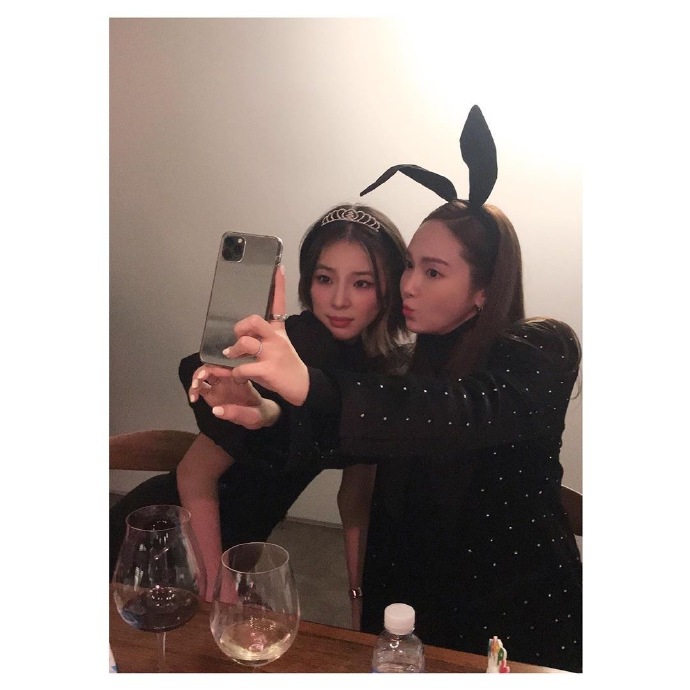 组图：郑秀妍Jessica晒万圣节造型 头戴兔耳皇冠搞怪又可爱