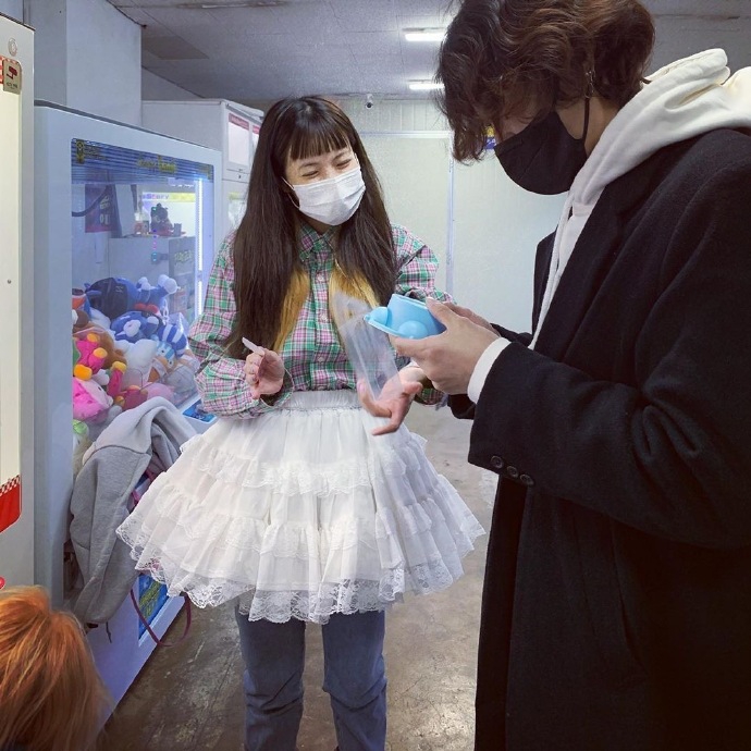 组图：泫雅蓬蓬纱裙混搭牛仔裤 对镜甜笑比剪刀手搞怪又可爱