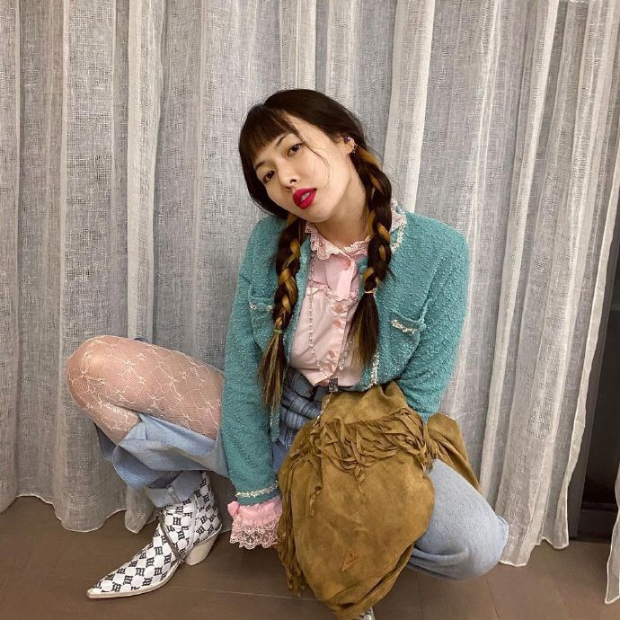 組圖：泫雅木耳邊襯衫搭破洞牛仔褲 扎混色麻花辮性感又可愛
