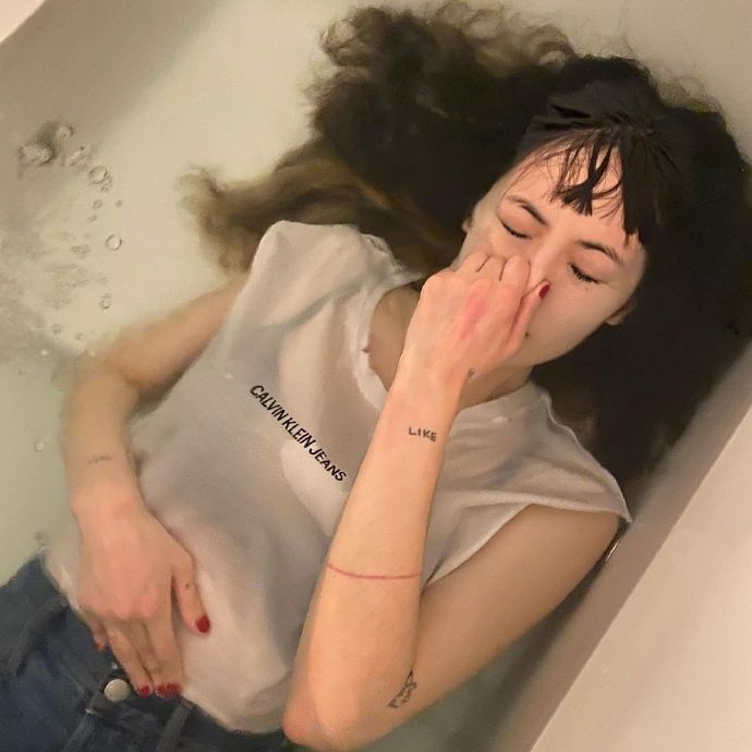 组图：泫雅穿抹胸衣躺浴缸玩溼身诱惑 溼发配红唇性感又撩人