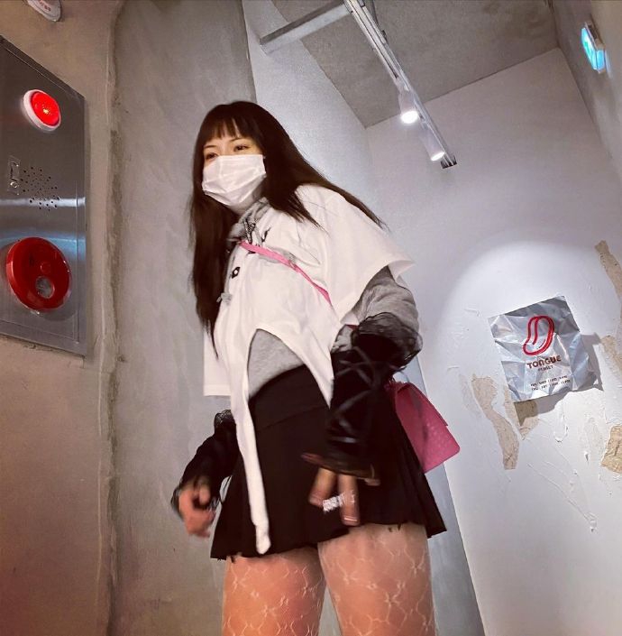 組圖：泫雅曬街拍個性搭配 白色漁網襪大方秀長腿引人矚目
