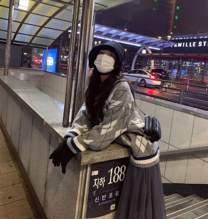 組圖：泫雅唐老鴨格紋毛衫混配歐根紗長裙 古靈精怪少女感十足