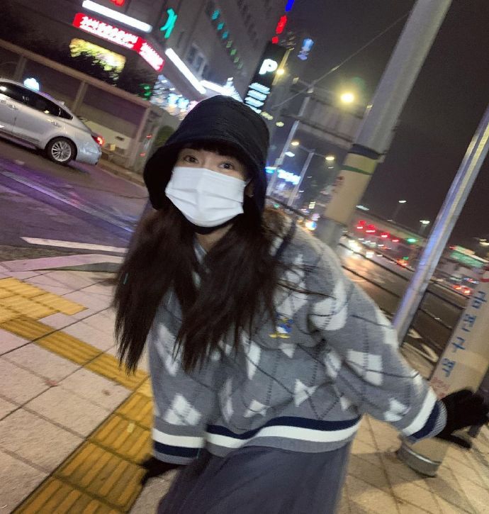 組圖：泫雅唐老鴨格紋毛衫混配歐根紗長裙 古靈精怪少女感十足