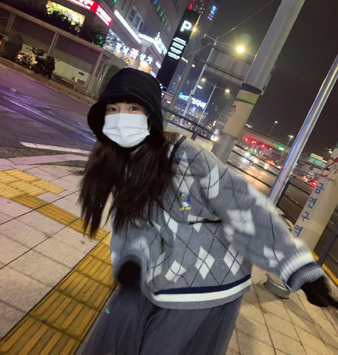 組圖：泫雅唐老鴨格紋毛衫混配歐根紗長裙 古靈精怪少女感十足