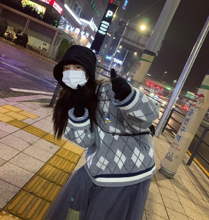 組圖：泫雅唐老鴨格紋毛衫混配歐根紗長裙 古靈精怪少女感十足