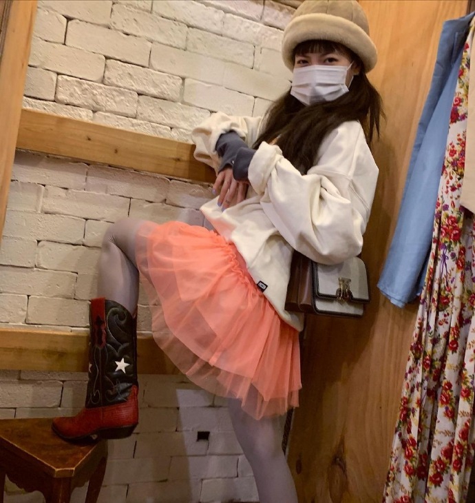 組圖：泫雅白色衛衣搭粉色歐根紗裙 表情古靈精怪可愛滿分