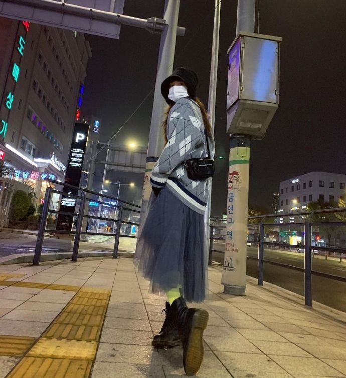 組圖：泫雅唐老鴨格紋毛衫混配歐根紗長裙 古靈精怪少女感十足