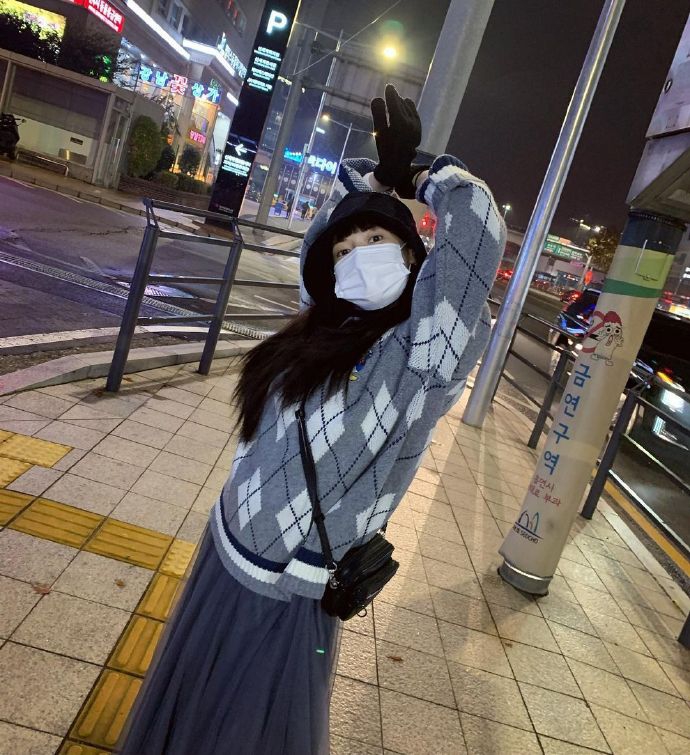 組圖：泫雅唐老鴨格紋毛衫混配歐根紗長裙 古靈精怪少女感十足