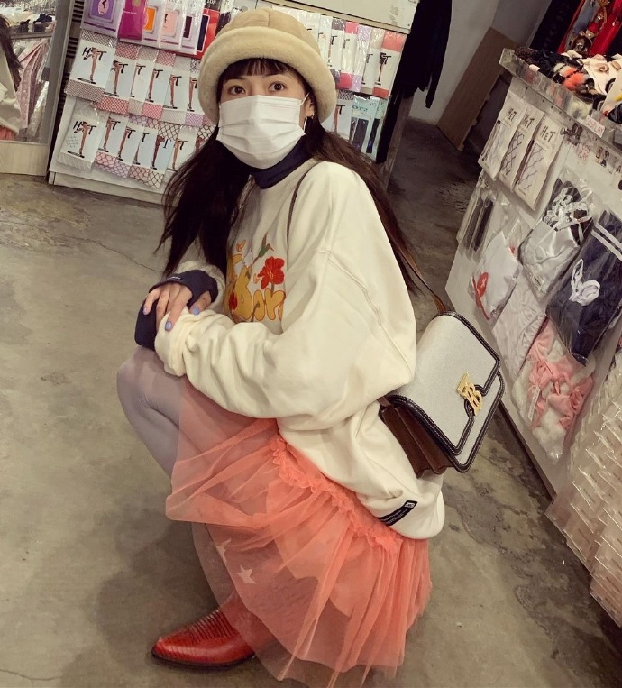 組圖：泫雅白色衛衣搭粉色歐根紗裙 表情古靈精怪可愛滿分