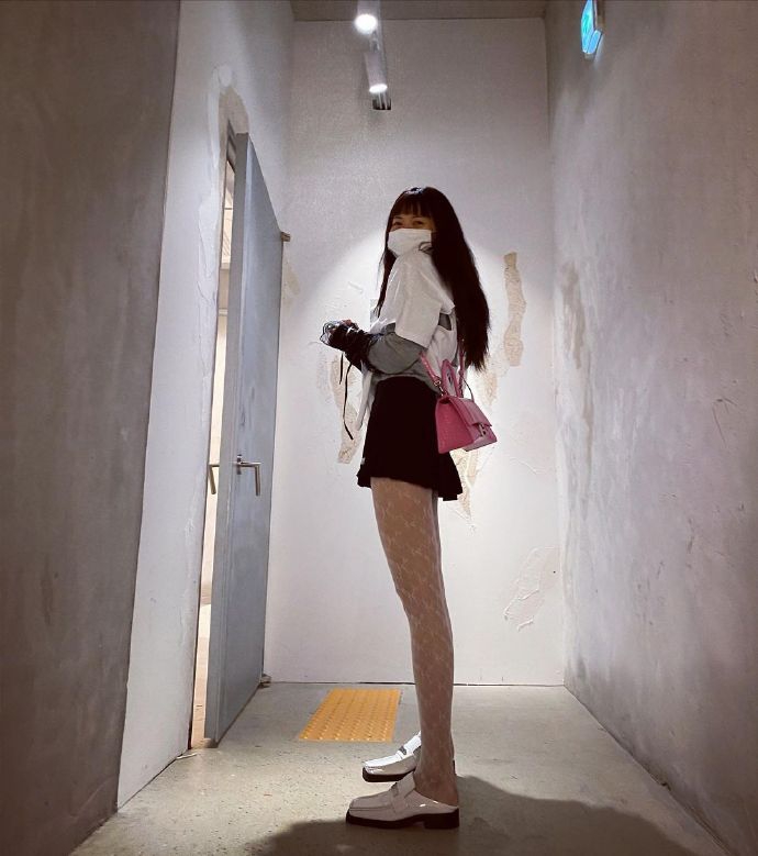 組圖：泫雅曬街拍個性搭配 白色漁網襪大方秀長腿引人矚目