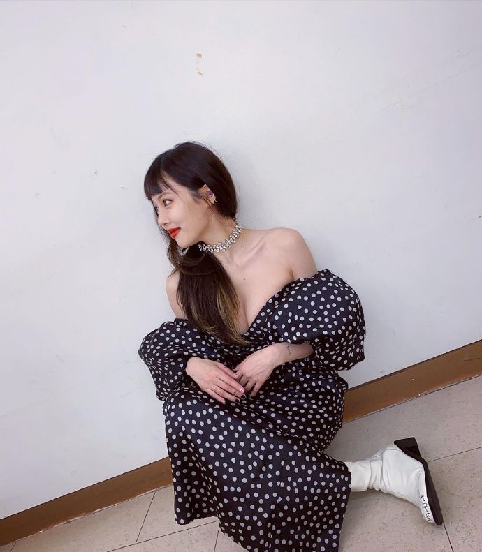 組圖：泫雅穿露肩波點裙秀迷人曲線 紅脣配挑染金髮性感撩人