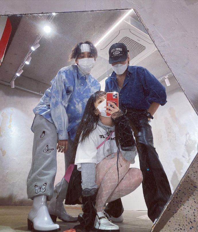 組圖：泫雅曬街拍個性搭配 白色漁網襪大方秀長腿引人矚目