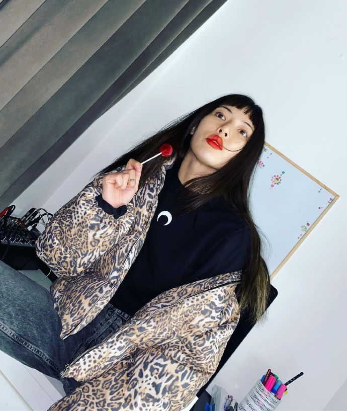 组图：泫雅豹纹外套叠搭月亮卫衣 嘟红唇吮棒棒糖性感又撩人