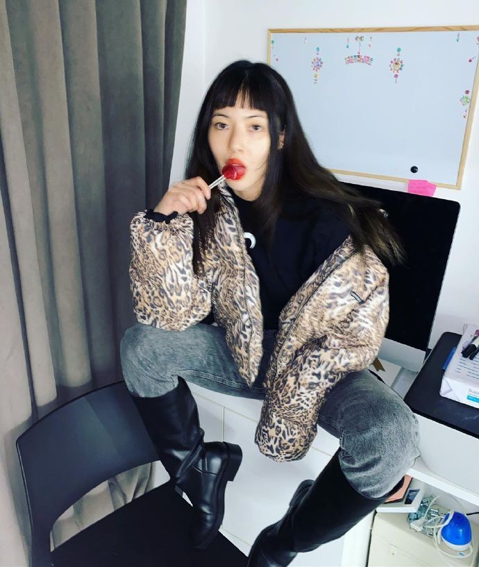 组图：泫雅豹纹外套叠搭月亮卫衣 嘟红唇吮棒棒糖性感又撩人