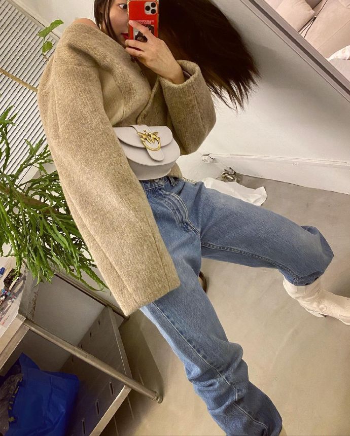 組圖：泫雅穿露肩毛衣晒自拍 吃披薩表情鬼馬可愛又性感