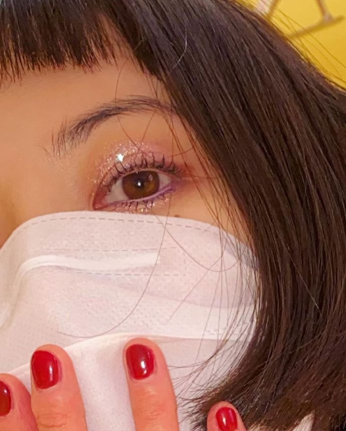 組圖：泫雅黑色皮裙配蕾絲網襪大方秀長腿 化紫色亮片妝又酷又美
