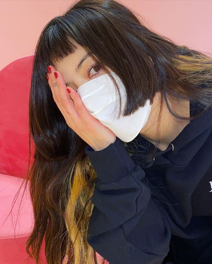 組圖：泫雅黑色皮裙配蕾絲網襪大方秀長腿 化紫色亮片妝又酷又美