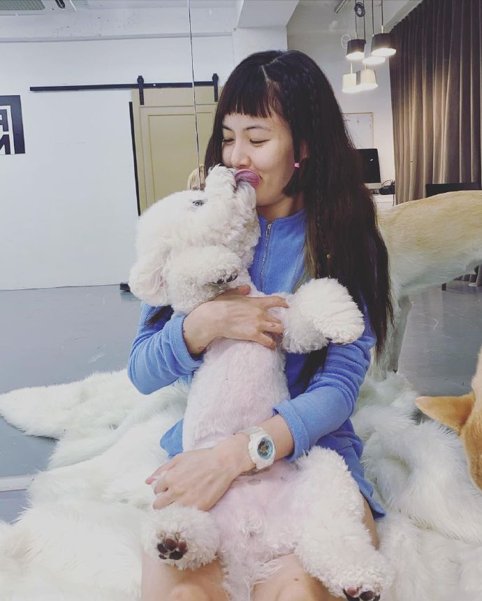 组图：泫雅蓝紫色运动装搭同色系短裤 怀抱爱犬大方秀美腿